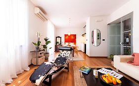 Airy Seafront 1920S Apartment